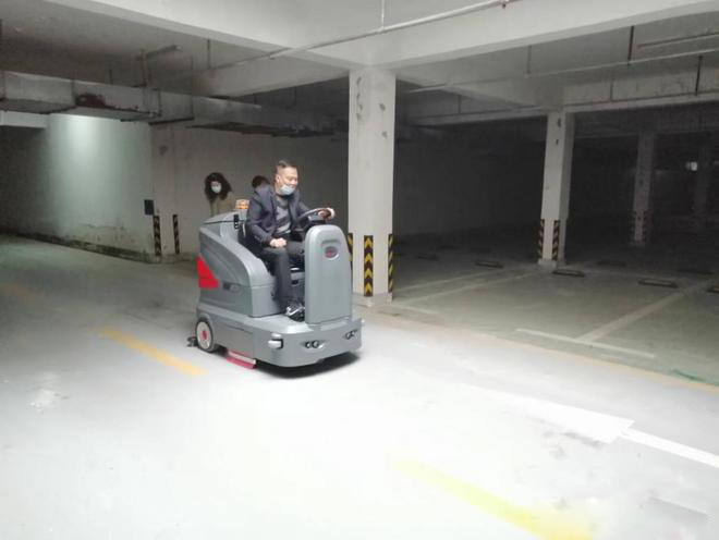连江小区物业保洁不用人力改用驾驶式洗地机了
